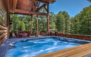Year-Round Christmas Cabin in Blairsville with Private Hot Tub - Blairsville, Georgia