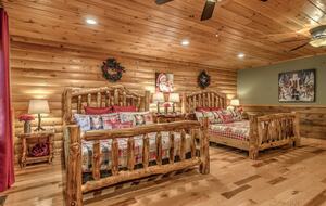 Year-Round Christmas Cabin in Blairsville with Private Hot Tub - Blairsville, Georgia