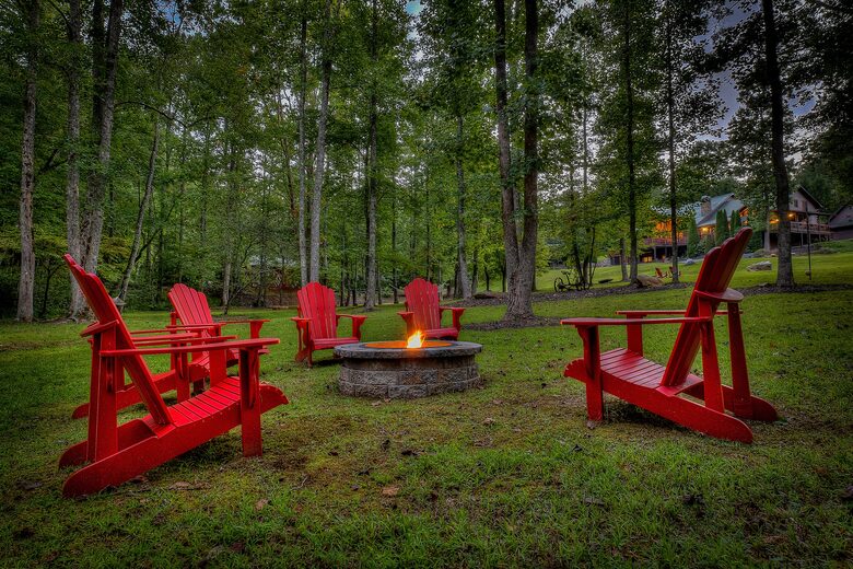 Year-Round Christmas Cabin in Blairsville with Private Hot Tub - Blairsville, Georgia