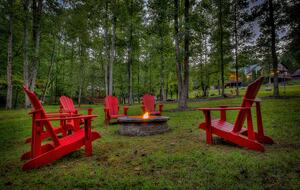 Year-Round Christmas Cabin in Blairsville with Private Hot Tub - Blairsville, Georgia