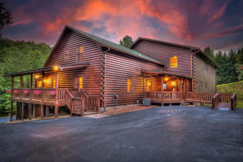 Year-Round Christmas Cabin in Blairsville with Private Hot Tub - Blairsville, Georgia