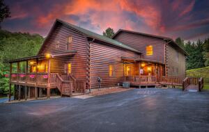 Year-Round Christmas Cabin in Blairsville with Private Hot Tub - Blairsville, Georgia