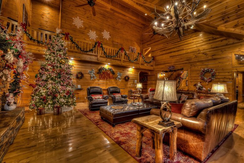 Year-Round Christmas Cabin in Blairsville with Private Hot Tub - Blairsville, Georgia