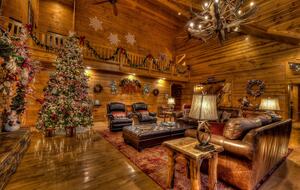 Year-Round Christmas Cabin in Blairsville with Private Hot Tub - Blairsville, Georgia