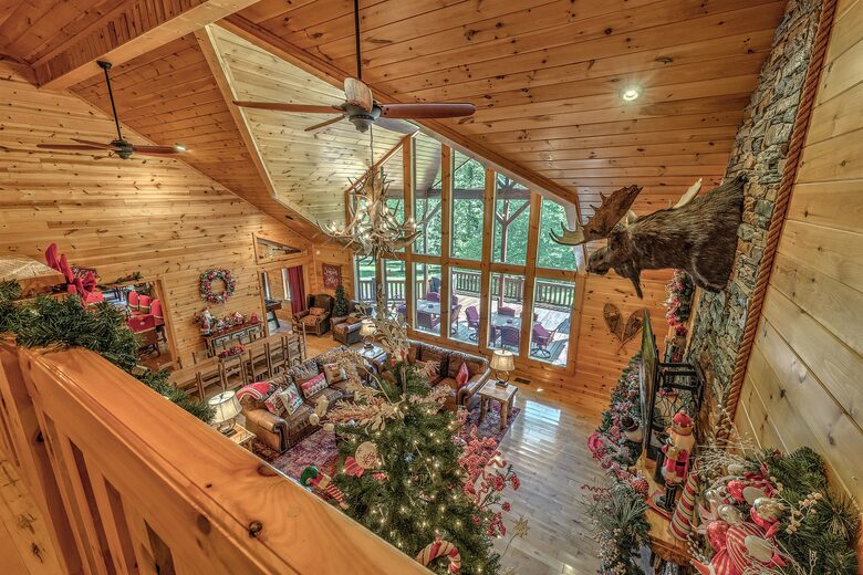 Year-Round Christmas Cabin in Blairsville with Private Hot Tub - Blairsville, Georgia