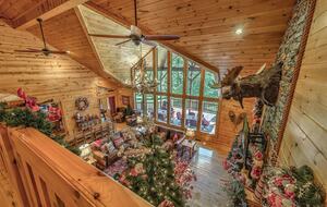 Year-Round Christmas Cabin in Blairsville with Private Hot Tub - Blairsville, Georgia