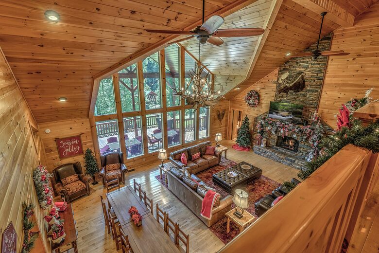 Year-Round Christmas Cabin in Blairsville with Private Hot Tub - Blairsville, Georgia