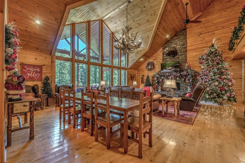 Year-Round Christmas Cabin in Blairsville with Private Hot Tub - Blairsville, Georgia