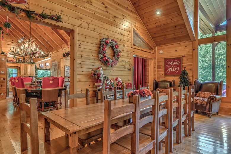 Year-Round Christmas Cabin in Blairsville with Private Hot Tub - Blairsville, Georgia
