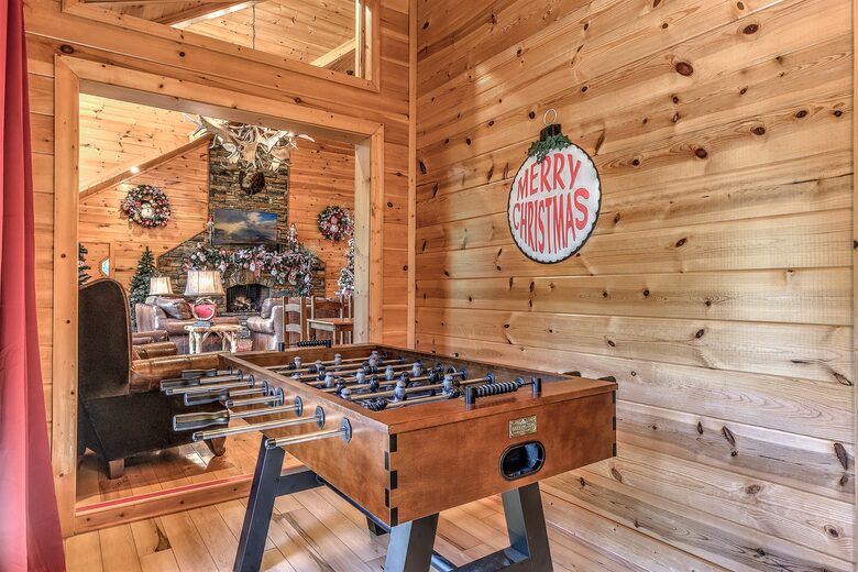 Year-Round Christmas Cabin in Blairsville with Private Hot Tub - Blairsville, Georgia