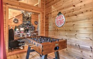 Year-Round Christmas Cabin in Blairsville with Private Hot Tub - Blairsville, Georgia
