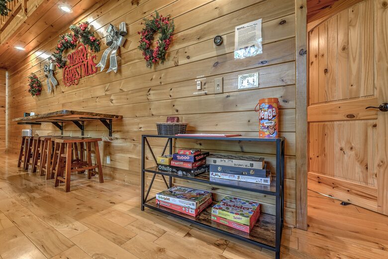 Year-Round Christmas Cabin in Blairsville with Private Hot Tub - Blairsville, Georgia