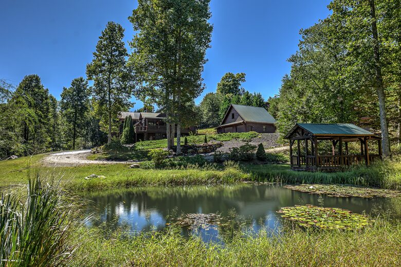 Year-Round Christmas Cabin in Blairsville with Private Hot Tub - Blairsville, Georgia