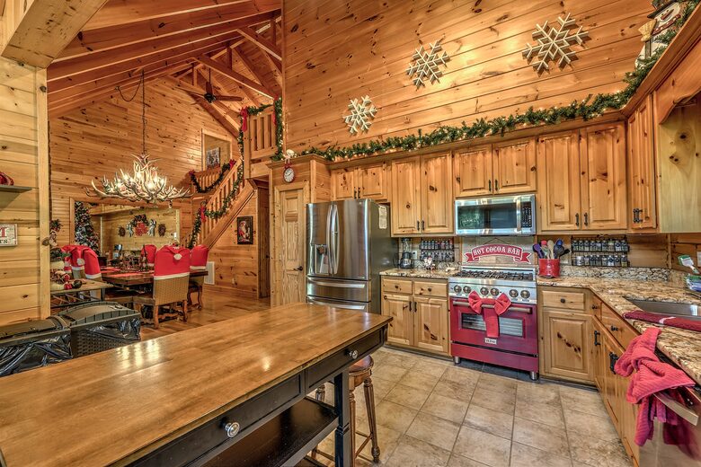 Year-Round Christmas Cabin in Blairsville with Private Hot Tub - Blairsville, Georgia