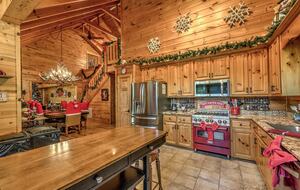 Year-Round Christmas Cabin in Blairsville with Private Hot Tub - Blairsville, Georgia