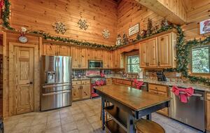 Year-Round Christmas Cabin in Blairsville with Private Hot Tub - Blairsville, Georgia
