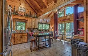Year-Round Christmas Cabin in Blairsville with Private Hot Tub - Blairsville, Georgia