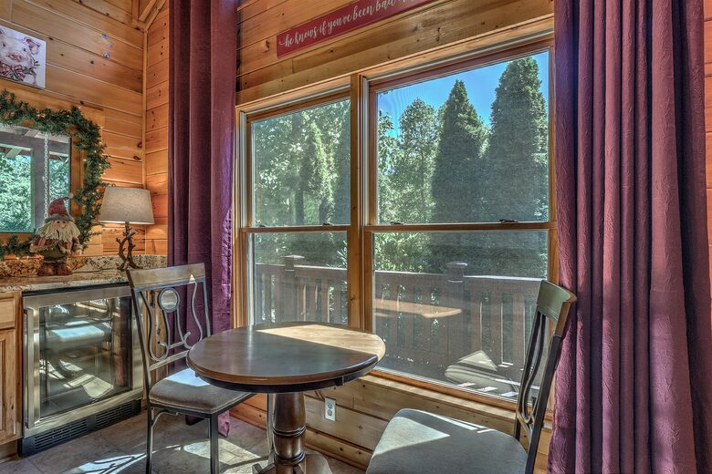 Year-Round Christmas Cabin in Blairsville with Private Hot Tub - Blairsville, Georgia