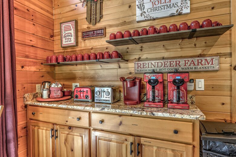 Year-Round Christmas Cabin in Blairsville with Private Hot Tub - Blairsville, Georgia