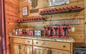 Year-Round Christmas Cabin in Blairsville with Private Hot Tub - Blairsville, Georgia