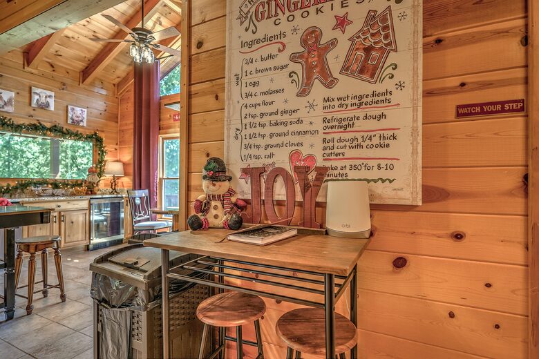 Year-Round Christmas Cabin in Blairsville with Private Hot Tub - Blairsville, Georgia