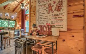 Year-Round Christmas Cabin in Blairsville with Private Hot Tub - Blairsville, Georgia