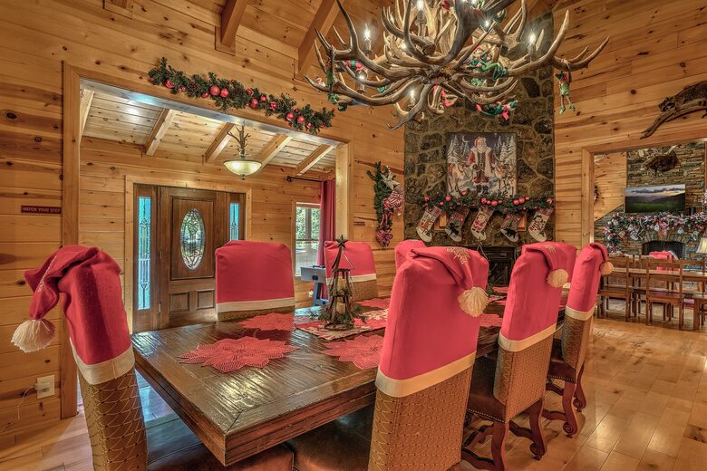 Year-Round Christmas Cabin in Blairsville with Private Hot Tub - Blairsville, Georgia