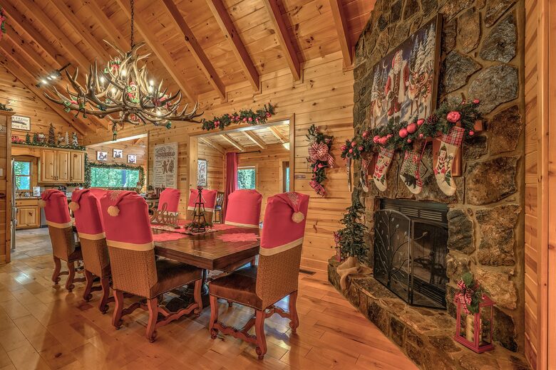 Year-Round Christmas Cabin in Blairsville with Private Hot Tub - Blairsville, Georgia