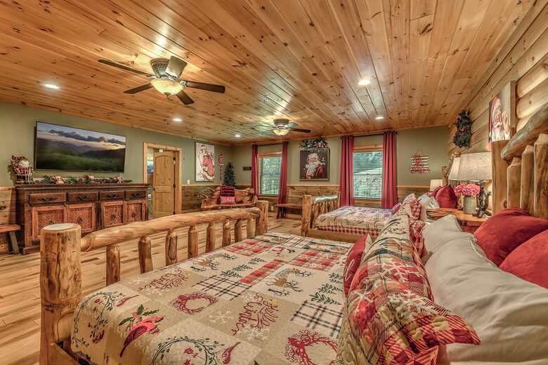 Year-Round Christmas Cabin in Blairsville with Private Hot Tub - Blairsville, Georgia