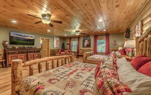 Year-Round Christmas Cabin in Blairsville with Private Hot Tub - Blairsville, Georgia