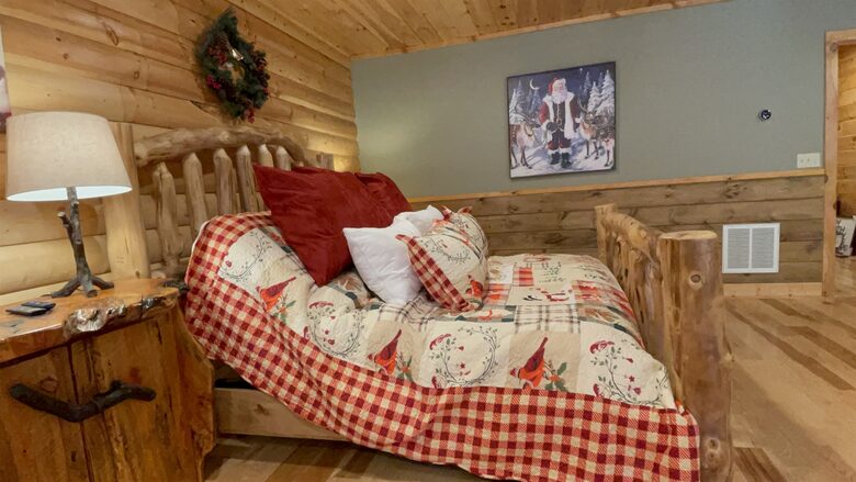 Year-Round Christmas Cabin in Blairsville with Private Hot Tub - Blairsville, Georgia