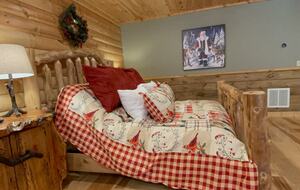 Year-Round Christmas Cabin in Blairsville with Private Hot Tub - Blairsville, Georgia