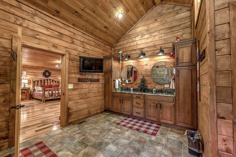 Year-Round Christmas Cabin in Blairsville with Private Hot Tub - Blairsville, Georgia