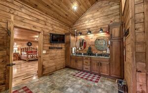 Year-Round Christmas Cabin in Blairsville with Private Hot Tub - Blairsville, Georgia