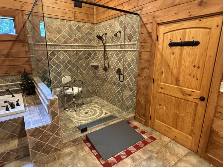 Year-Round Christmas Cabin in Blairsville with Private Hot Tub - Blairsville, Georgia