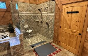 Year-Round Christmas Cabin in Blairsville with Private Hot Tub - Blairsville, Georgia