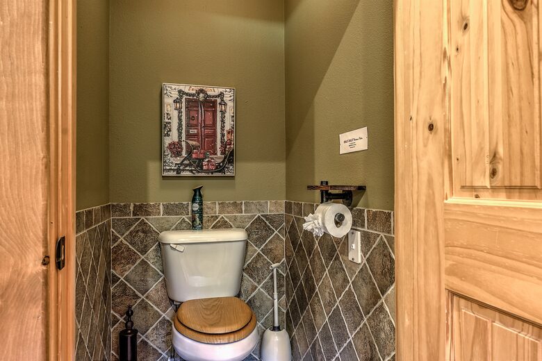Year-Round Christmas Cabin in Blairsville with Private Hot Tub - Blairsville, Georgia