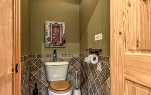 Year-Round Christmas Cabin in Blairsville with Private Hot Tub - Blairsville, Georgia