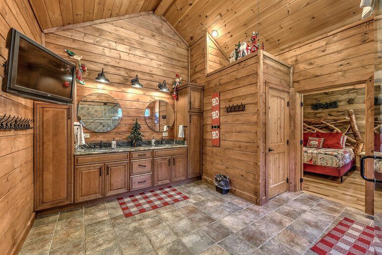 Year-Round Christmas Cabin in Blairsville with Private Hot Tub - Blairsville, Georgia