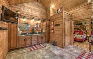 Year-Round Christmas Cabin in Blairsville with Private Hot Tub - Blairsville, Georgia