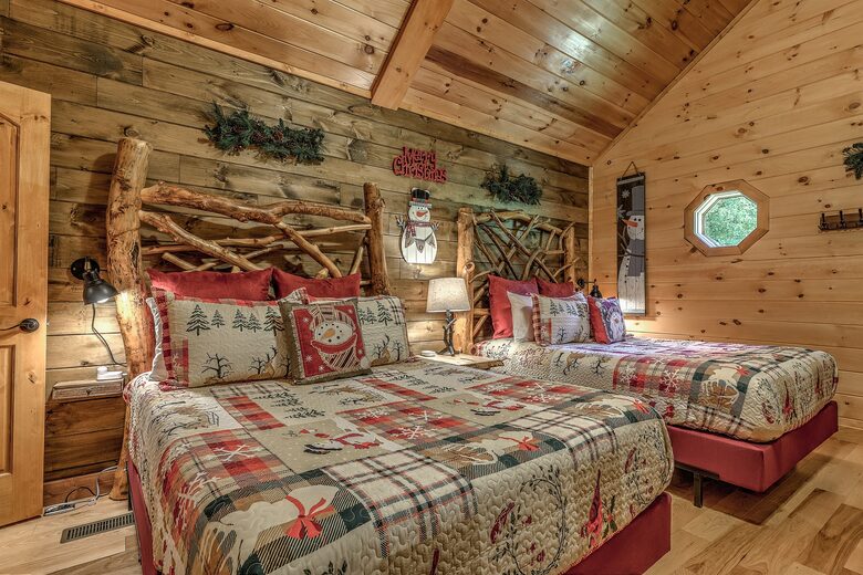 Year-Round Christmas Cabin in Blairsville with Private Hot Tub - Blairsville, Georgia