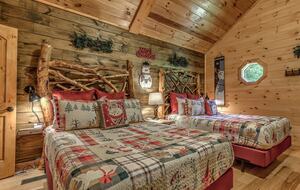 Year-Round Christmas Cabin in Blairsville with Private Hot Tub - Blairsville, Georgia