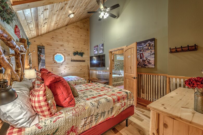 Year-Round Christmas Cabin in Blairsville with Private Hot Tub - Blairsville, Georgia