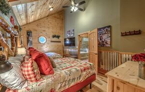 Year-Round Christmas Cabin in Blairsville with Private Hot Tub - Blairsville, Georgia