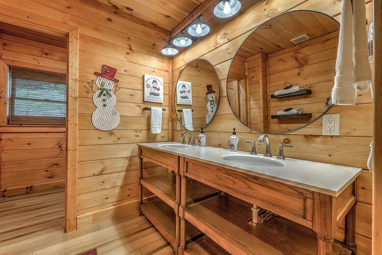 Year-Round Christmas Cabin in Blairsville with Private Hot Tub - Blairsville, Georgia