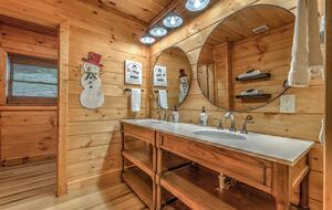 Year-Round Christmas Cabin in Blairsville with Private Hot Tub - Blairsville, Georgia