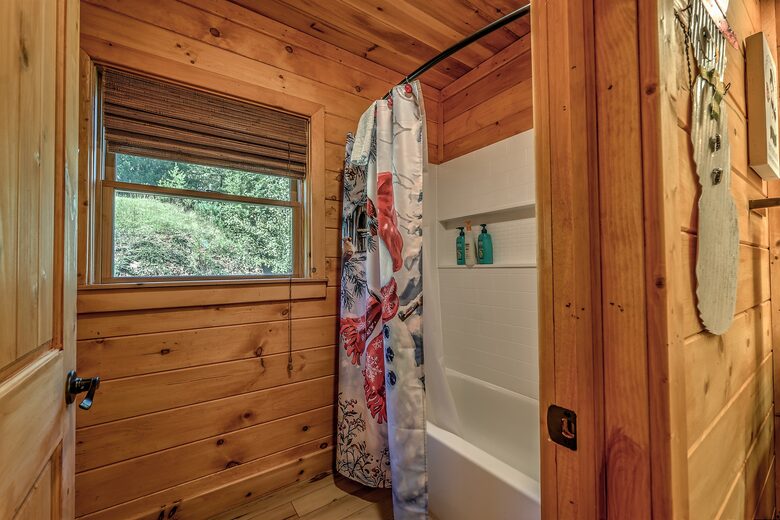 Year-Round Christmas Cabin in Blairsville with Private Hot Tub - Blairsville, Georgia