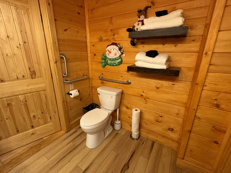 Year-Round Christmas Cabin in Blairsville with Private Hot Tub - Blairsville, Georgia