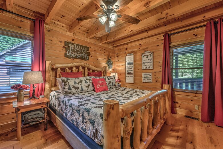 Year-Round Christmas Cabin in Blairsville with Private Hot Tub - Blairsville, Georgia
