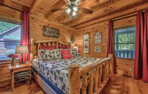 Year-Round Christmas Cabin in Blairsville with Private Hot Tub - Blairsville, Georgia